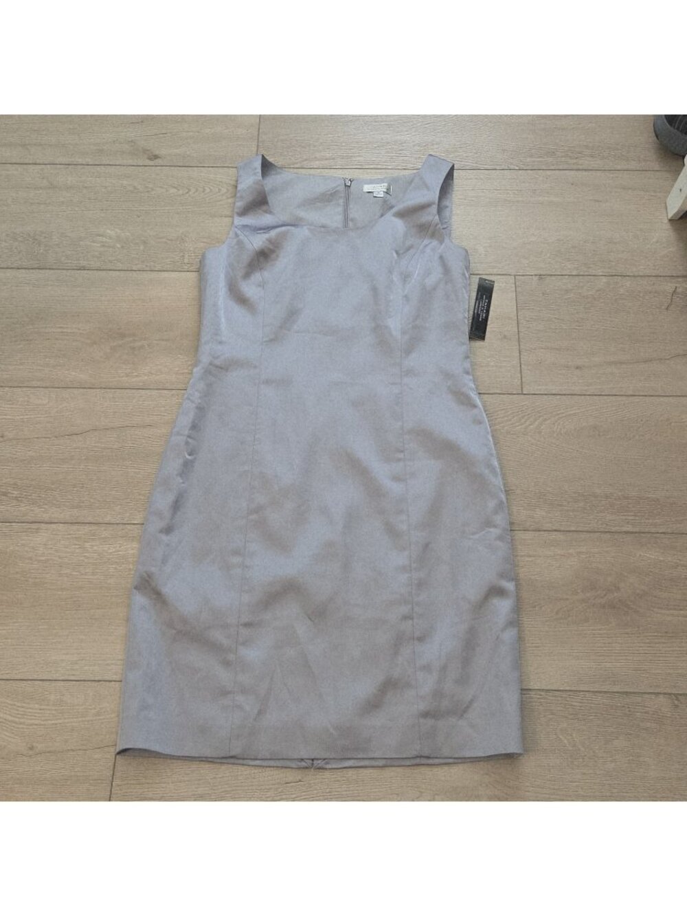 Tahari Arthur Levine  Silver Gray Scoop-Neck Sleeveless Sheath Dress Size 10 new